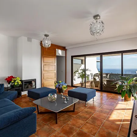 Villa con piscina climatizada y vistas al mar Villa *