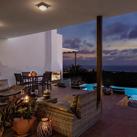 Villa con piscina climatizada y vistas al mar Villa Mácher