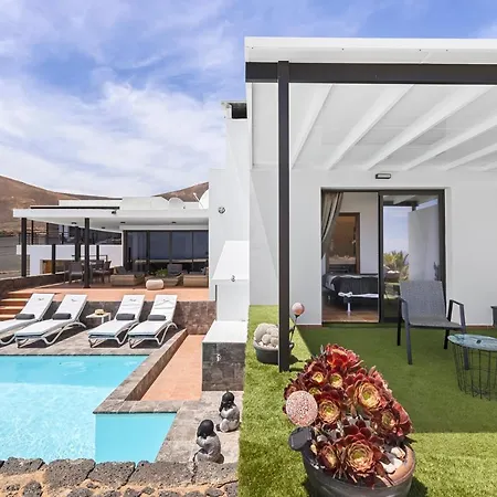 Private With Heated Pool In Lanzarote Мачер