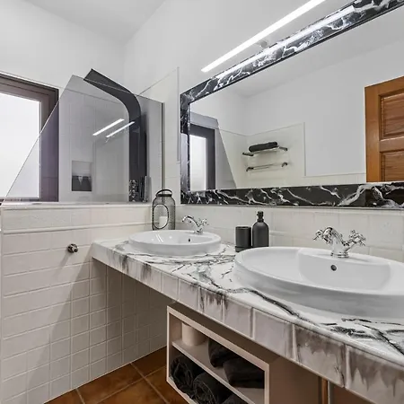 Private With Heated Pool In Lanzarote Вилла