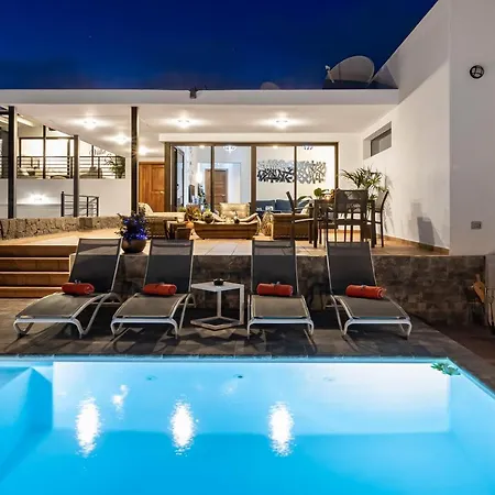 Private With Heated Pool In Lanzarote Мачер